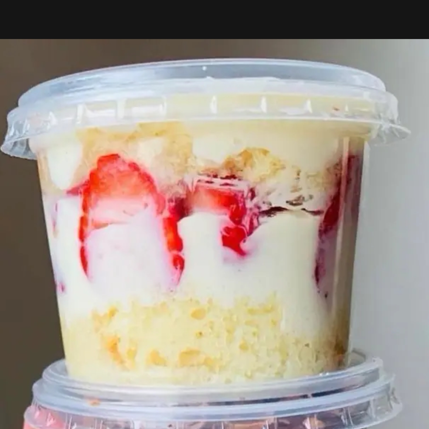 Um delicioso bolo no pote de leite ninho com morango e massa de baunilha!