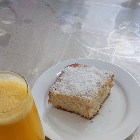 Uma saborosa Fatia de Bolo de Coco + 1 Refrigerante (350ml), já garanta seu Cadé da manhã
