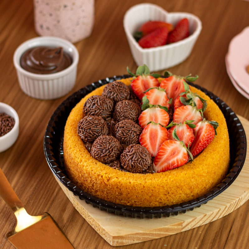 Cenorate é uma deliciosa iguaria que combina a suavidade da massa de cenoura, levemente adocicada, com uma cobertura rica e cremosa de chocolate. Finalizado com morangos e doces de Brigadadeiro tradicionais. Cada mordida oferece um contraste perfeito entre o sabor natural da cenoura e a indulgência do chocolate, tornando-o um doce irresistível para qualquer ocasião. Ideal para acompanhar um café ou como um lanche saboroso!