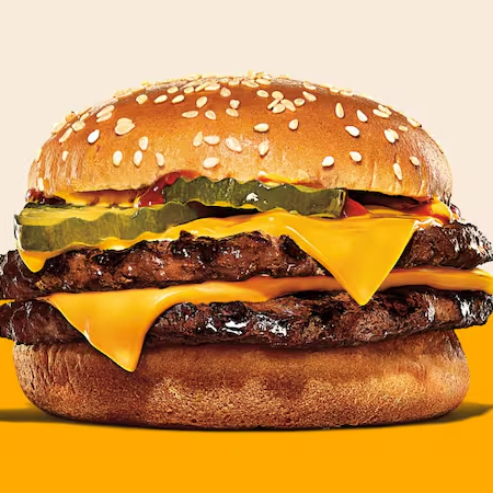 Pão com gergelim, dois suculentos hambúrgueres de pura carne bovina, duas fatias de queijo derretido, duas fatias de picles, ketchup e mostarda.