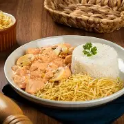 Estrogonofe de frango cremoso servido com arroz purê e batata palha crocante.