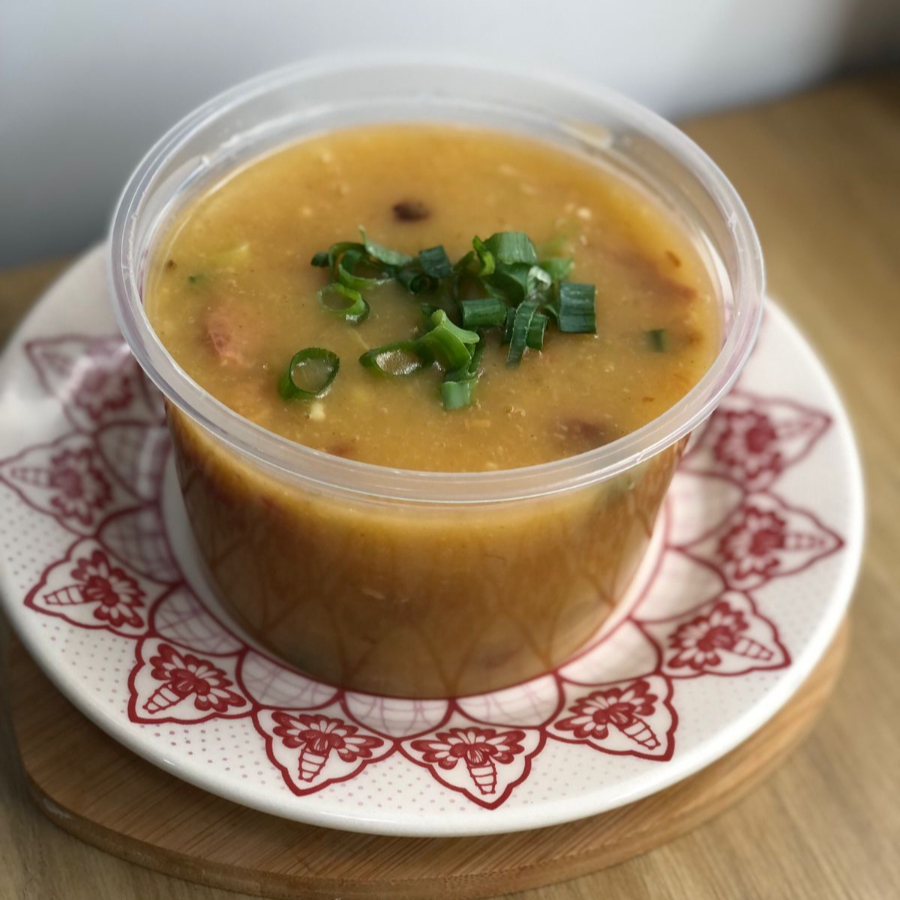 Caldo de Mandioca com Calabresa - 500ml
Caldo cremoso de mandioca, preparado com calabresa selecionada e temperos caseiros que realçam o sabor, resultando em uma combinação encorpada e irresistível. Servido bem quentinho, é uma opção reconfortante e saborosa, ideal para qualquer momento do dia. Acompanha torradas crocantes, que complementam a experiência com textura e sabor.
