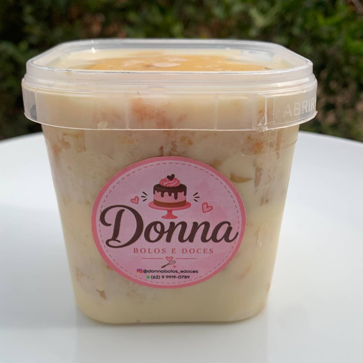 Camadas de bolo fofinho, creme de Ninho super cremoso e deliciosos pedaços de abacaxi, trazendo o equilíbrio perfeito entre o doce e o sabor refrescante da fruta. 😍🍍
