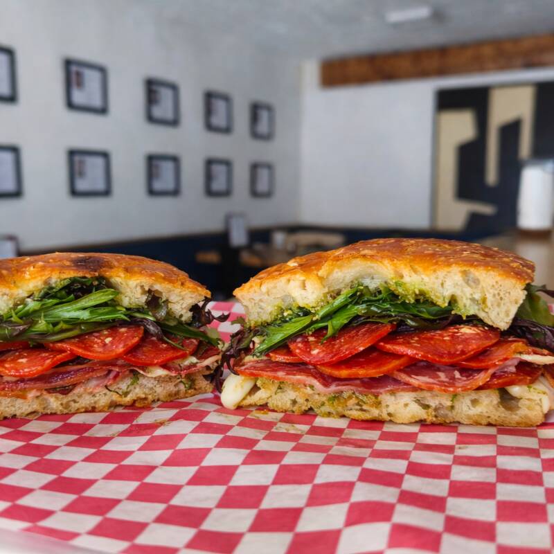 Sandwich Focaccia Peperoni Champiñones