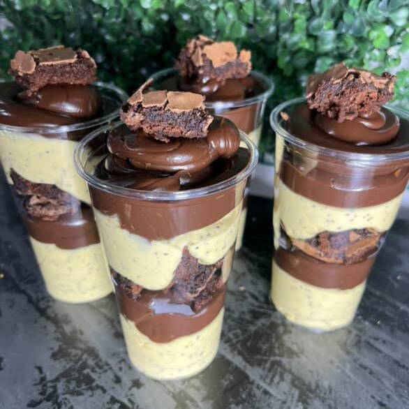 Feito com brigadeiro cremoso 50%, mousse maracuja da fruta e brownies