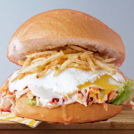 Sándwich Royal de Hamburguesa con Queso y Huevo *