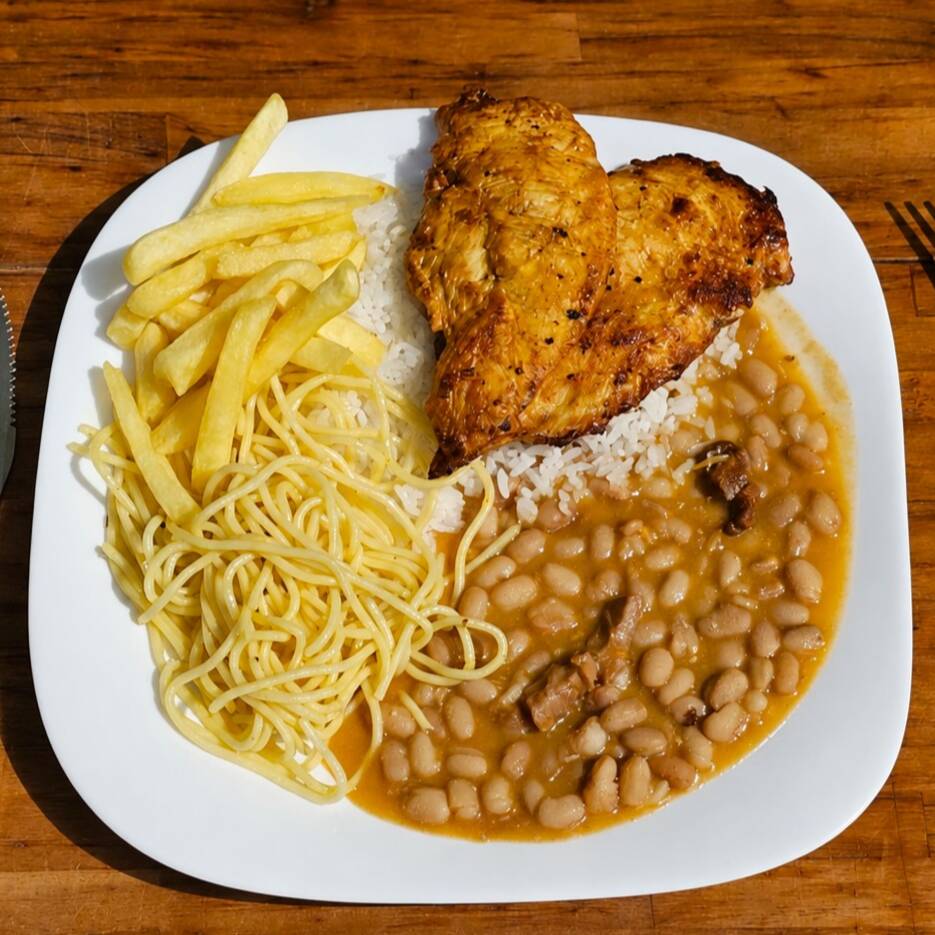Filé de frango grelhado com arroz, feijão, macarrão e batata frita.