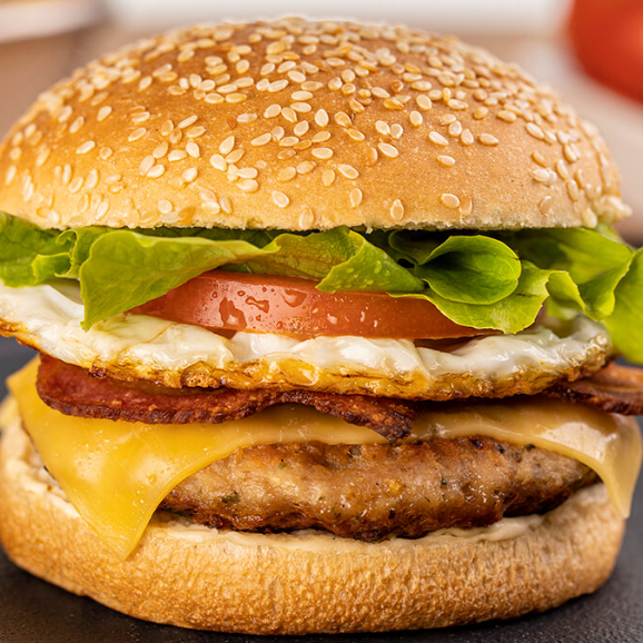 Pão, carne, queijo, presunto, ovo, bacon, calabresa, tomate e alface