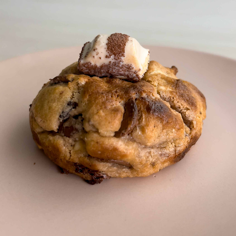 Recheado com muito Kinder Bueno Original de avelã triturado e ganache de chocolate branco nobre. O Cookie é alto, crocante por fora, bem cremoso por dentro. E também possui chocolate nobre branco e ao leite. Acompanha um tablete de Kinder no topo. Chegará quentinho! O Mais novo lançamento da nossa marca