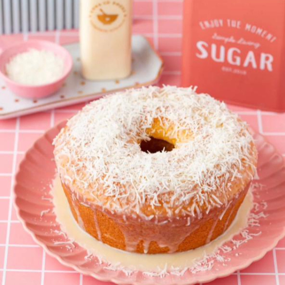 Bolo caseiro de coco molhadinho com calda 3 leites, decorados com raspas de coco ralado.