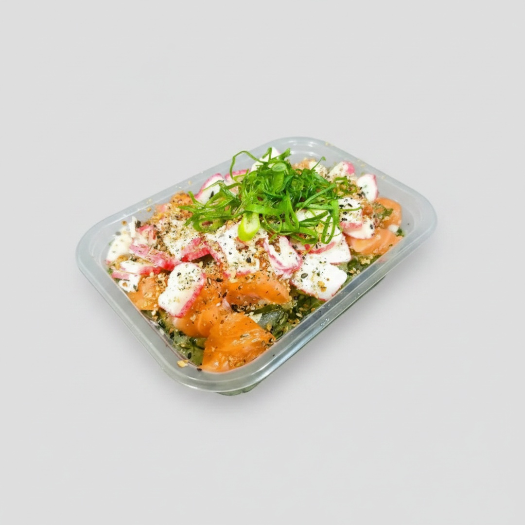 Saladinha Oriental de Pepino Japonês Agridoce, Kani, Salmão e Gergelim.