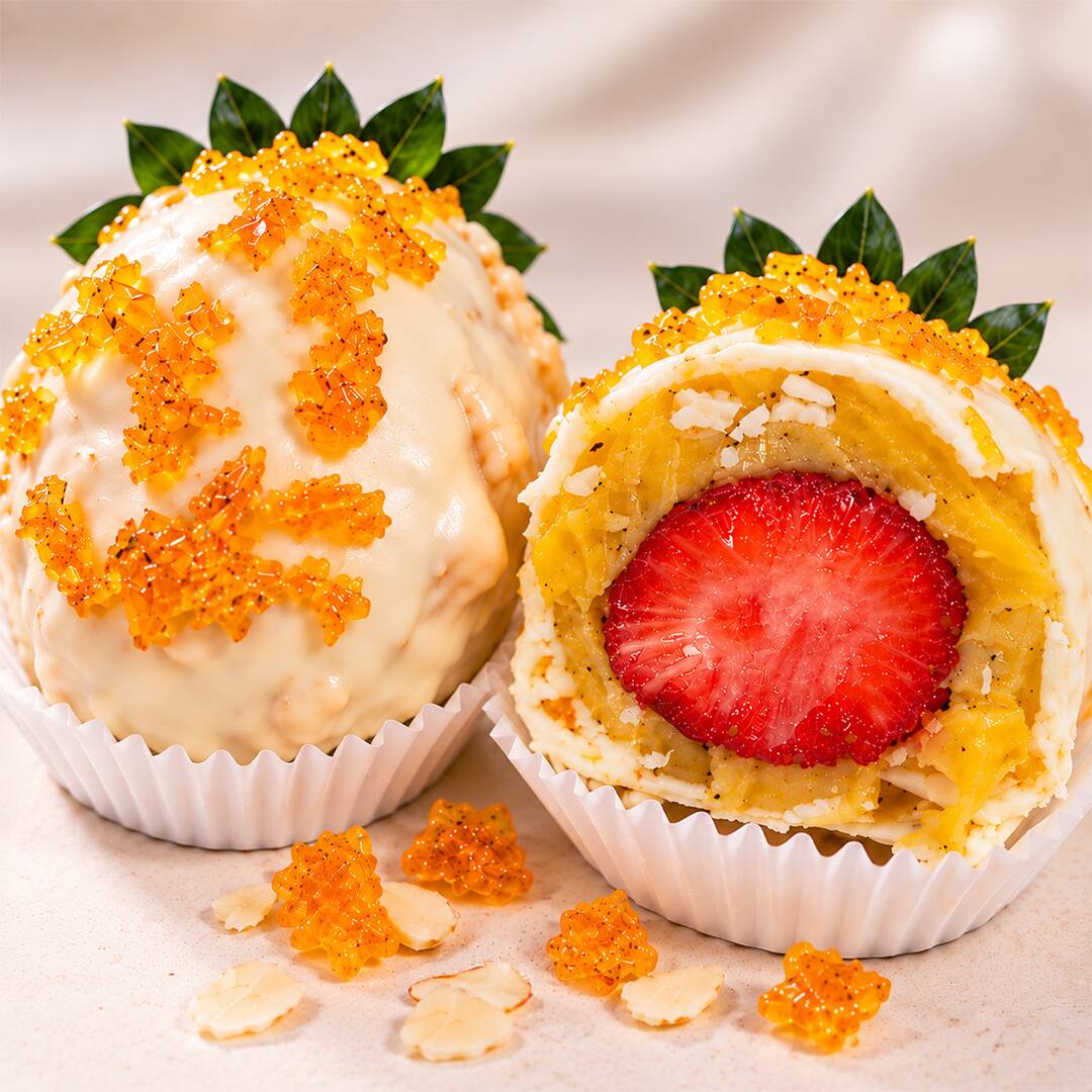 Maracujá recheado com brigadeiro cremoso de maracujá, cobertura de chocolate branco e finalizado com uma casquinha crocante. Uma combinação irresistível entre o azedinho do maracujá e a cremosidade do chocolate branco.