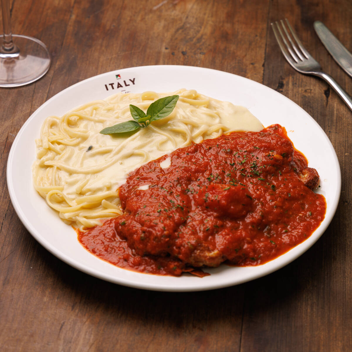 ENTRADA: Salada Italy - Mix de folhas, tomate, ovo, croutons e molho da casa. PRATO PRINCIPAL: Frango à Parmegiana - empanado e gratinado com sugo e mussarela, acompanha fettuccine 3 queijos. SOBREMESA: Brownie de chocolate caseiro com calda de chocolate e gelato de creme.