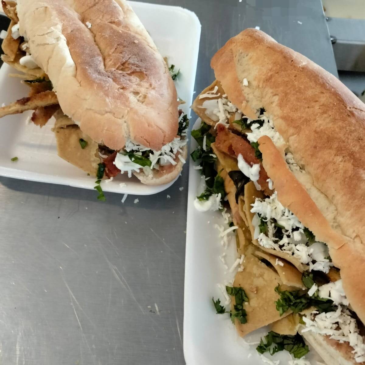 torta de chilaquiles con milanesa