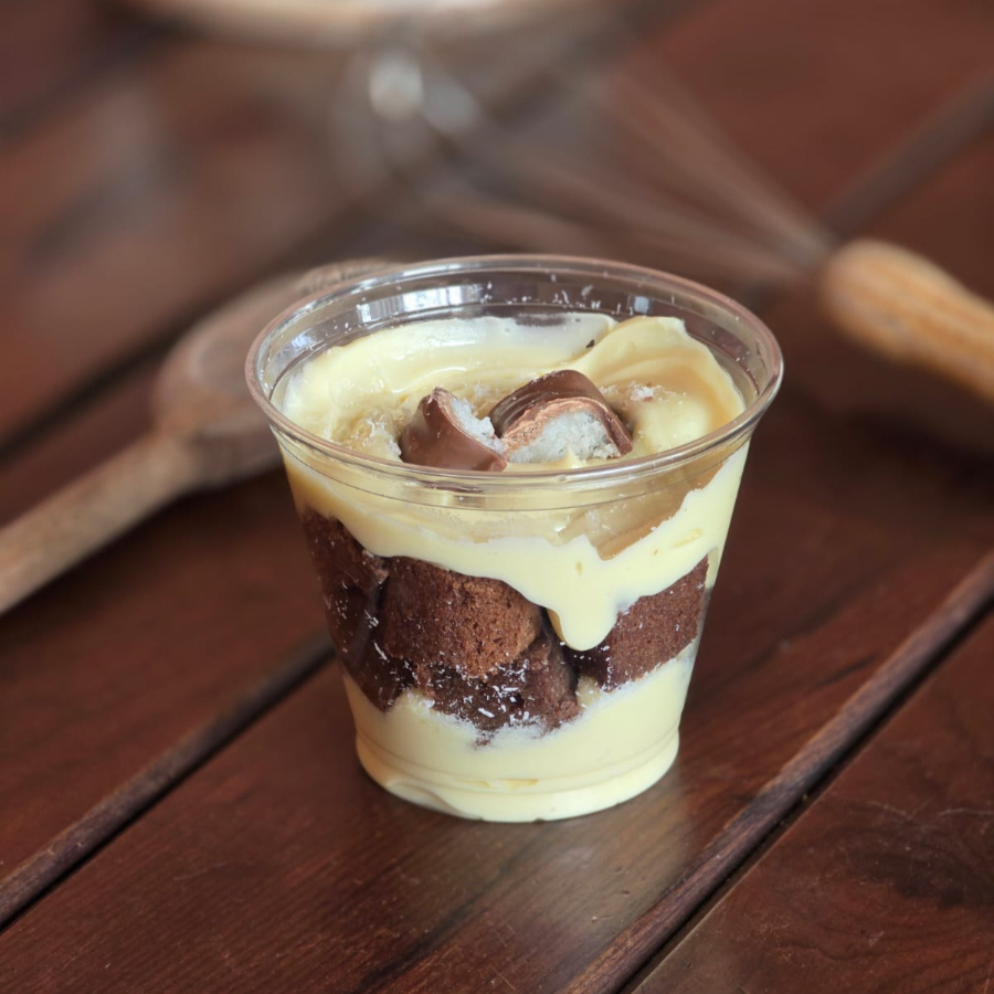 Um encontro de texturas: a cremosidade do Ninho, a crocância do coco e a intensidade do nosso brownie artesanal. O Copo Prestígio chegou para ser o seu novo favorito!