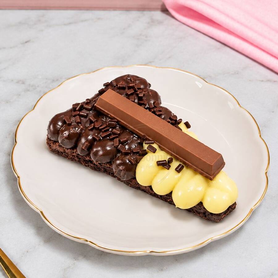 Uma deliciosa base de brownie macio e chocolatudo, coberta com brigadeiro branco cremoso e brigadeiro de chocolate 50% cacau, Kit Kat e granulé de chocolate nobre. Uma combinação irresistível de chocolate, cremosidade e o equilíbrio do granulé de chocolate nobre!!!
Serve: 1 pessoa
Peso aproximado: 160g