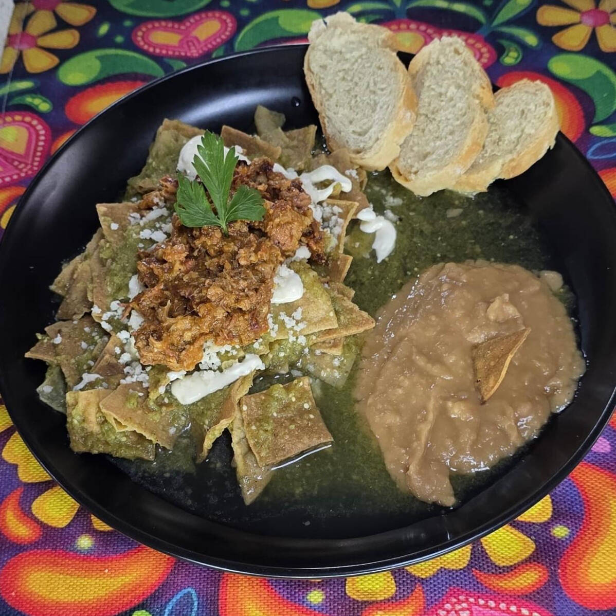 Chilaquiles Rojos con Chicharrón