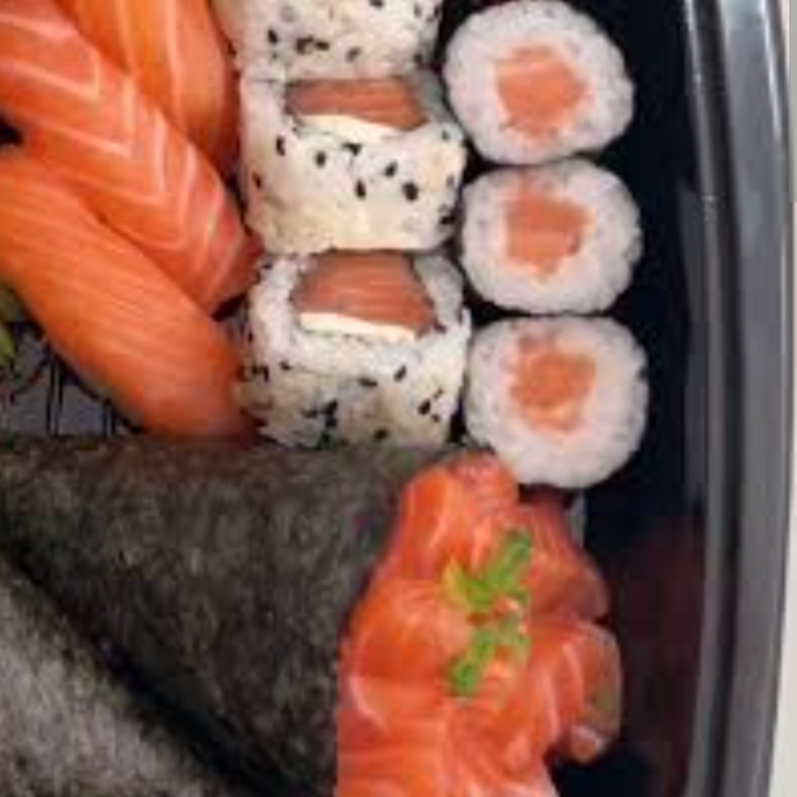 10 Uramaki Filadélfia, 10 Hossomaki Salmão, 4 niguiri salmão 4 Joy salmão & 2 Temaki Filadélfia.
Obs.: Este pedido acompanha 2 sachês de shoyu e 2 sachês de tarê.
Caso deseje mais, os molhos adicionais podem ser adquiridos separadamente..