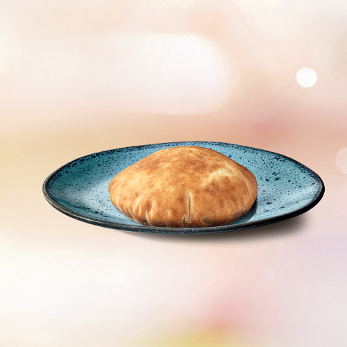 Servido como acompanhamento, aperitivo ou como ingrediente essencial para o prato, o pão sírio é muito apreciado. o nosso é preparado com massa de esfiha e é um dos favoritos da galera! 40g..