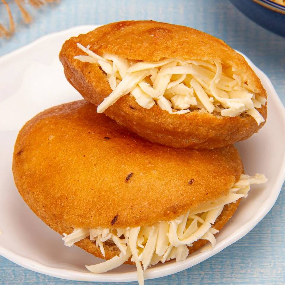 Arepa Dulce Frita con Queso Mozzarella