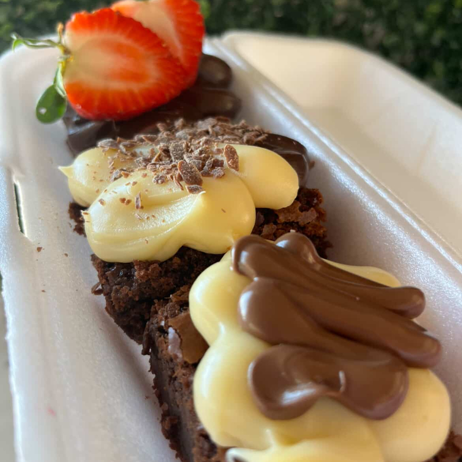 tres quadradinhos de brownie molhadinho, recheados com ninho com nutella, brigadeiro e duo (ninho com chocolate)