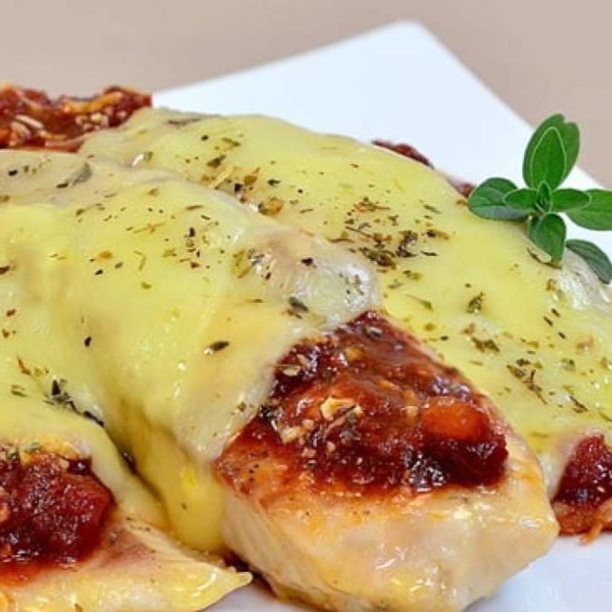 Badejo a Parmegiana: Acompanha: Arroz;Feijao;Batata;Mandioca.