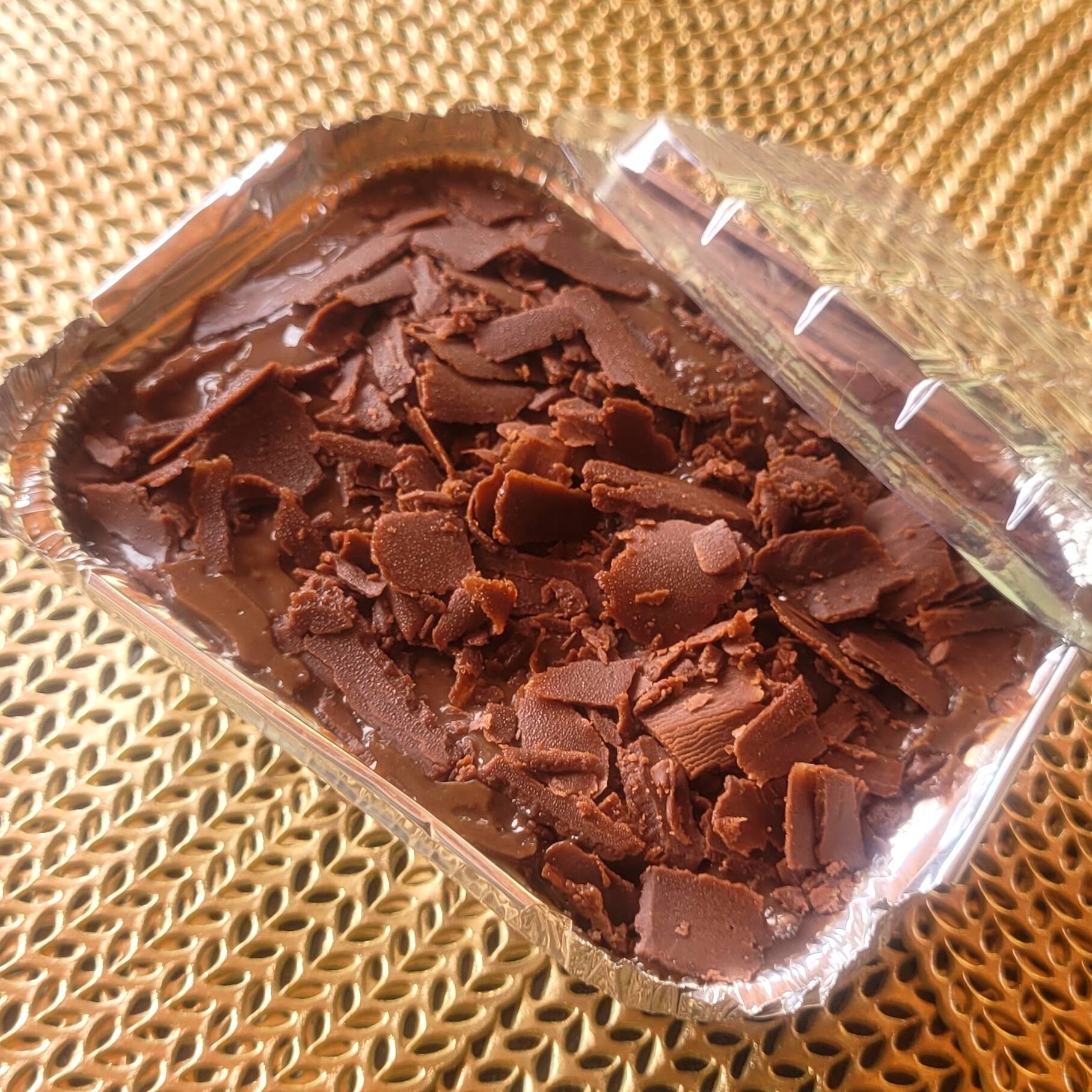 Bolo de chocolate supermolhadinho e chocolatudo, recheado com muito creme de chocolate e servido na marmitinha. Aproximadamente 200g.