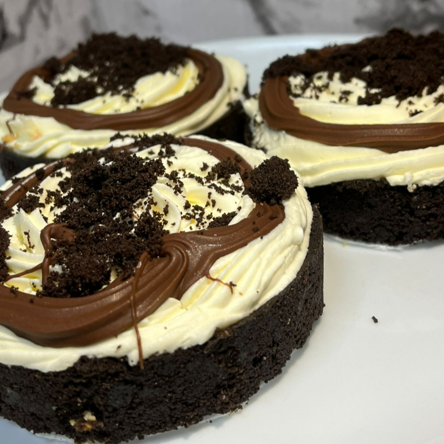Torta de Oreo irresistível, com base crocante feita de bolacha triturada, recheio cremoso preparado com o recheio da própria Oreo e uma camada generosa de brigadeiro que deixa tudo ainda mais indulgente. Intensa, chocolatuda e perfeita para quem ama sobremesas bem recheadas e cheias de sabor!