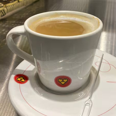 A clássica média de padaria: café coado na hora com leite quente cremoso. A combinação que aquece o coração e lembra o café da manhã de antigamente.