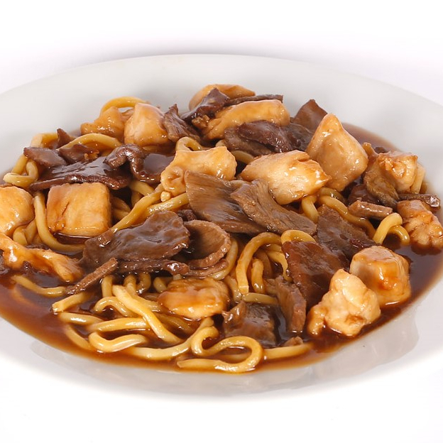 Macarrão, carne e frango, ideal para quem prefere uma opção sem legumes, mas com muito sabor.