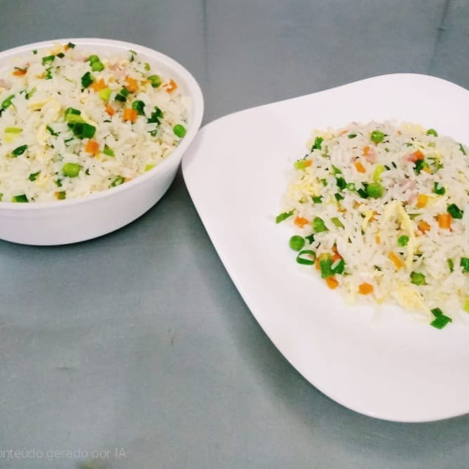 Arroz com ovo mexido, presunto, cenoura, ervilha e cebolinha.