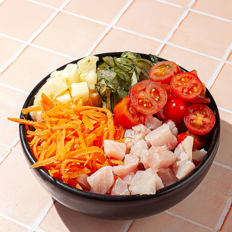 Mix de folhas, tilápia fresca em cubos (100gr), abacaxi, cenoura, sunomono e tomate cereja.