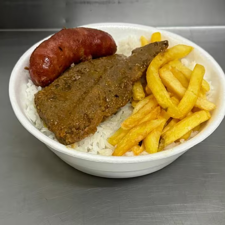 Arroz, feijão, carne e toscana e batata frita