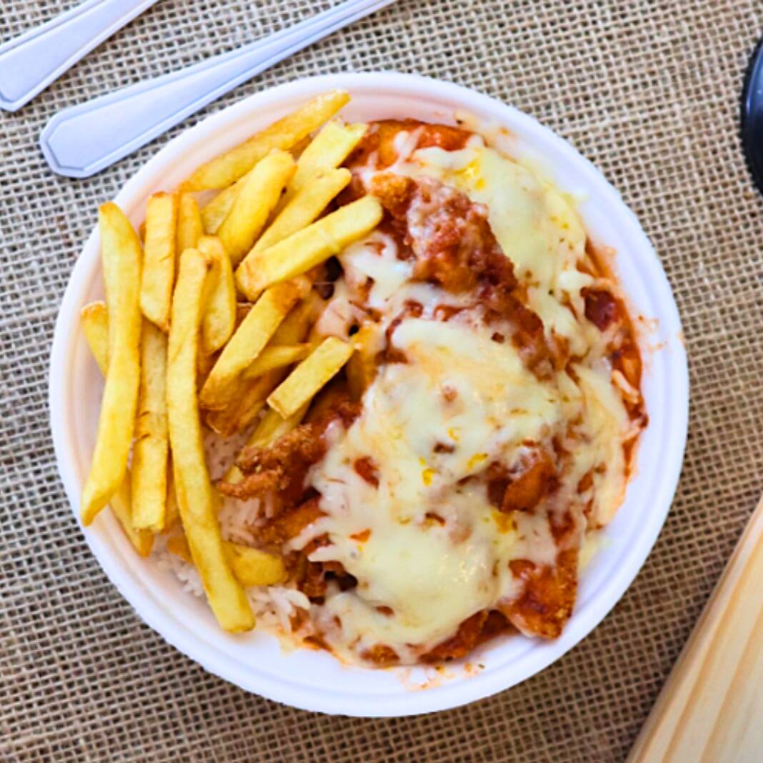 Deliciosa Parmegiana de frango, com filé de frango empanado, coberto com nosso molho de tomate caseiro e gratinado com mussarela. Acompanha à sua escolha macarrão ou arroz, junto com batata frita e queijo ralado.