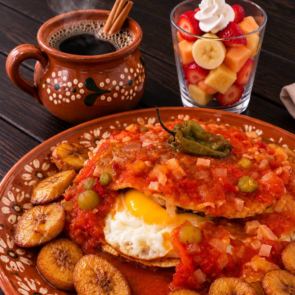 Huevos Motuleños + Fruta + Café