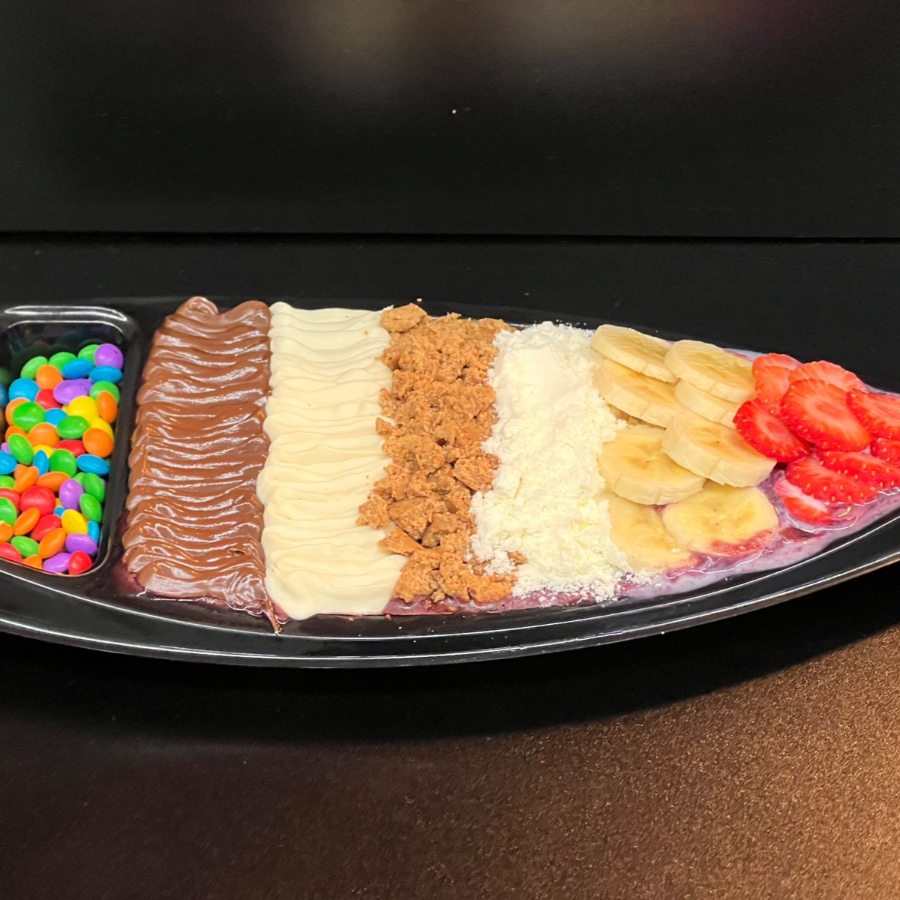 Uma explosão de sabor pra compartilhar ou se deliciar sozinho! São 400g de açaí premium cremoso, acompanhados de 8 complementos irresistíveis: creme de leite ninho, creme de avelã, paçoca, leite ninho, leite condensado, morango fresquinho, banana e confete. Tudo isso formando uma barca generosa de aproximadamente 650g de pura felicidade. 😋 Perfeita pra quem quer um açaí completo, caprichado e simplesmente inesquecível!