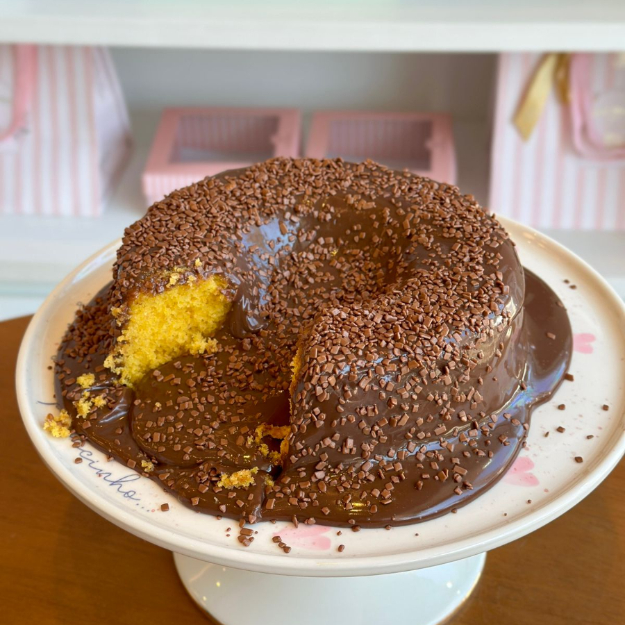 Massa fofinha de cenoura com cobertura de brigadeiro belga. Serve aproximadamente 4/5 pessoas. obs. 1: não alteramos nenhum produto ou retiramos/adicionamos ingrediente. obs. 2: produto de consumo imediato. obs. 3: alguns produtos podem vir com vencimento do mesmo Dia.