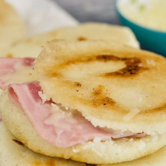 Arepas Rellena Jamón y Queso