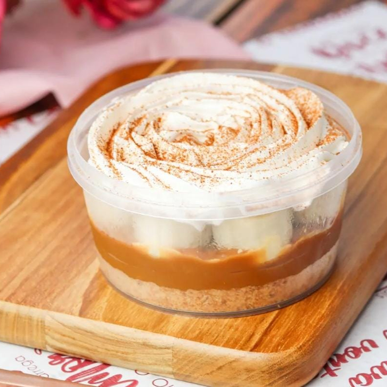 Base de biscoito, doce de leite artesanal, banana, finalizada com chantilly e canela.