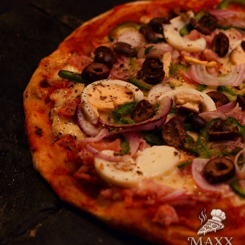 Destaque: Equilíbrio e tradição em cada fatia, preparada com ingredientes frescos e selecionados.
Deliciosa mistura de muçarela, presunto, pimentão, cebola, ovo cozido e azeitonas sobre molho de tomate caseiro e massa leve. Finalizada com orégano.
