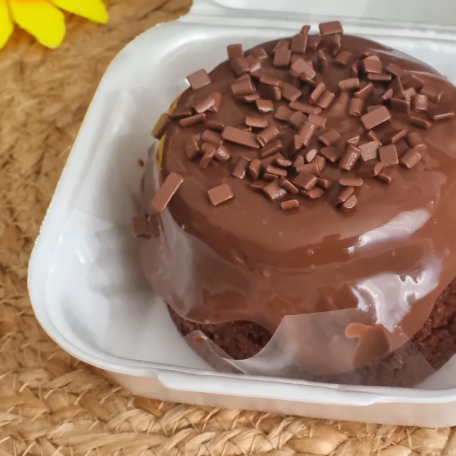 Bolinho de chocolate fofinho com cobertura cremosa de chocolate e granule de chocolate ao leite. Uma pequena tentação p vc se permitir!