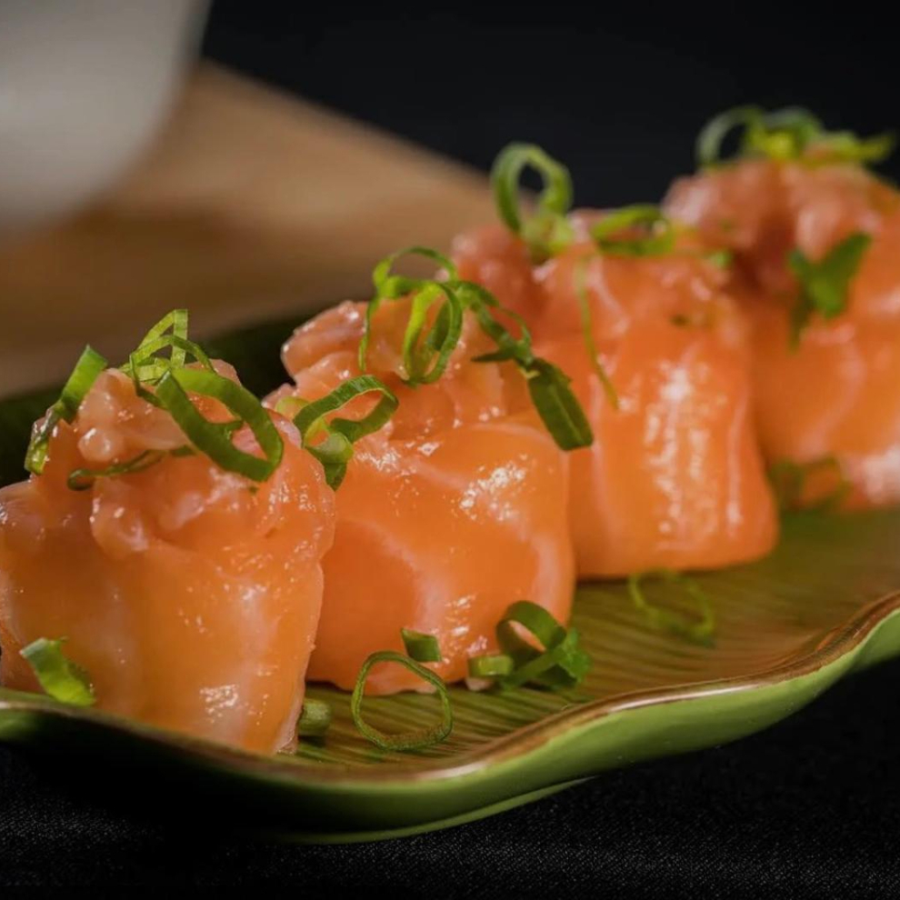 Salmão enrolado no arroz, com salmão e cream cheese em cima. Com opcional de couve, Doritos, geleia de pimenta ou alho poró. Wasabi e gengibre enviamos quantidade padrão. * Shoyu e tare em sache enviamos quantidade padrão.