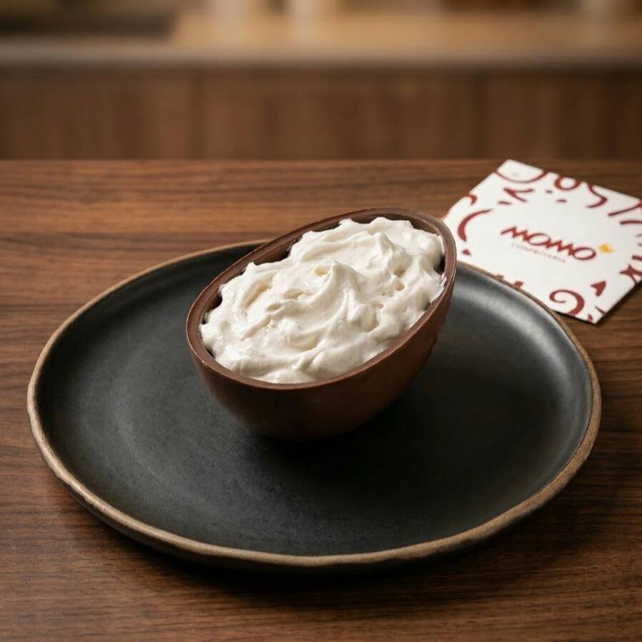 Ovo de páscoa de 150g feito com chocolate ao leite e marshmallow