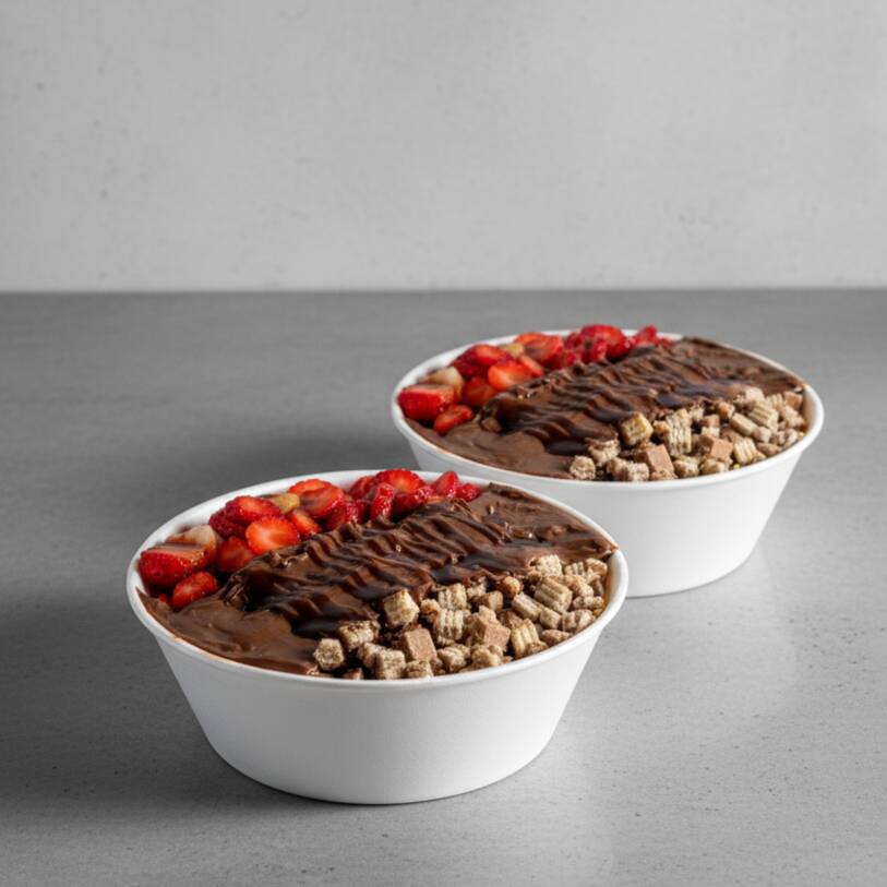 Uma combinação irresistível para os amantes de chocolate! São 2 litros de açaí cremoso acompanhados de morangos frescos, brigadeiro, pedaços crocantes de Bis e uma deliciosa cobertura de chocolate. Perfeito para compartilhar e transformar qualquer momento em uma experiência ainda mais saborosa!
