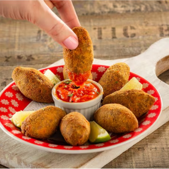 Deliciosa porção de croquetinho de costela, feito de carne de costela moída e massa de batata (saborosa receita exclusiva da casa). Contém 8 unidades.