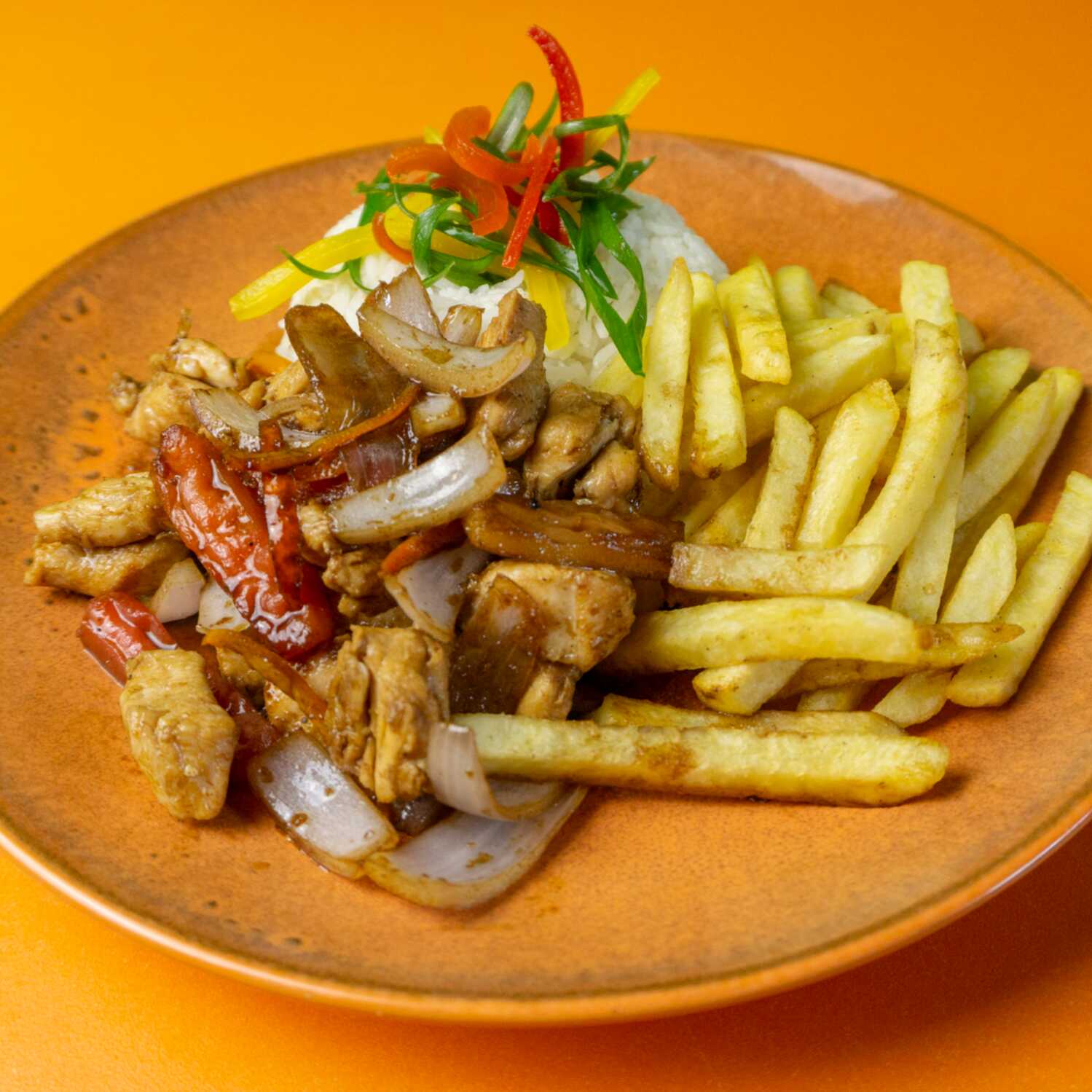 Pollo saltado