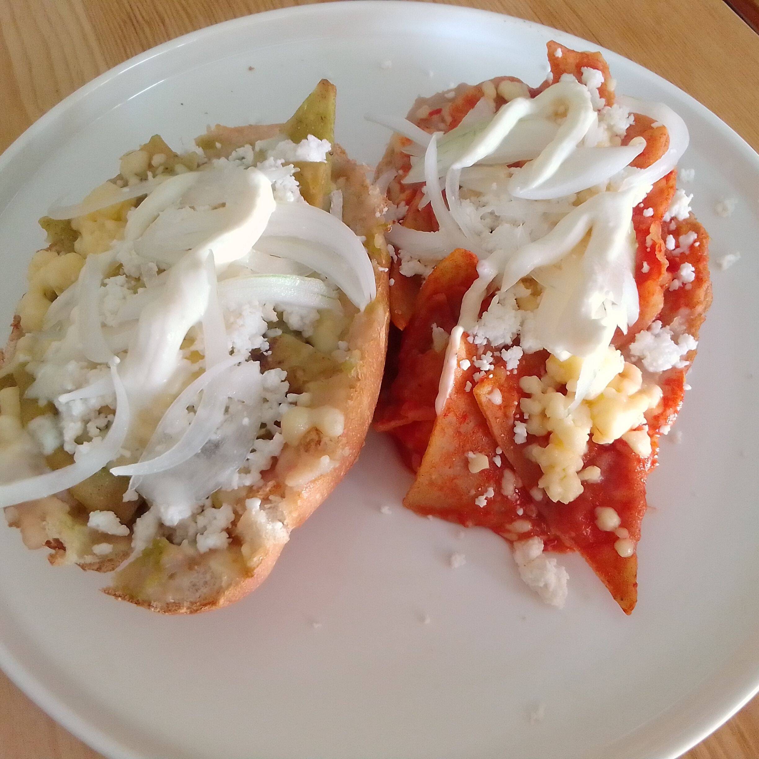 Molletes de Chilaquiles y Café Helado