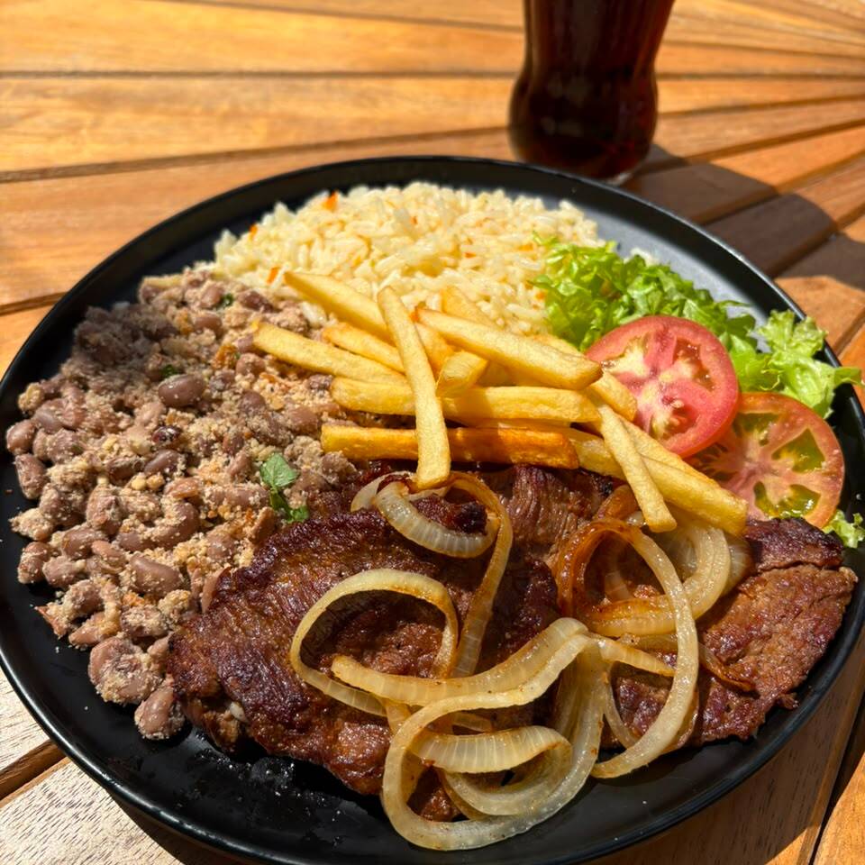 🥩 Bife Acebolado
🍚 Arroz Carioca
🫘 Feijão Tropeiro
🥗 Salada Verde (alface, tomate e cebola)
🍟 Batata Frita
Uma combinação completa, saborosa e feita para matar a fome com aquele gostinho de comida caseira! 😋🔥