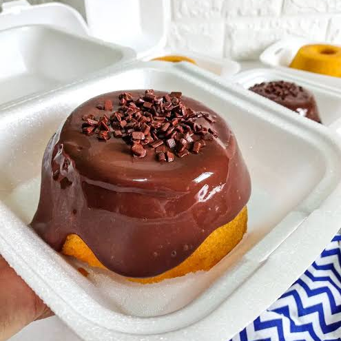 Mini Bolo Vulcão tradicional com massa de baunilha e cobertura de brigadeiro