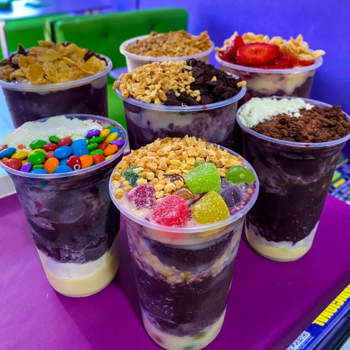 Açaí cremoso e bem gelado, servido em 4 copos de 300ml. Montado em camadas com leite condensado, banana, leite em pó e granola. Preparado com cuidado para chegar na sua casa na textura certa: geladinho e cremoso, do jeitinho que tem que ser.